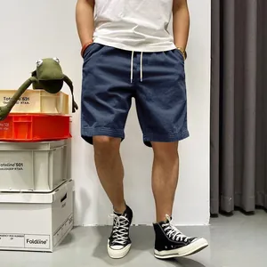 Short cargo rétro en velours côtelé bleu marine pour homme avec cordon de serrage.