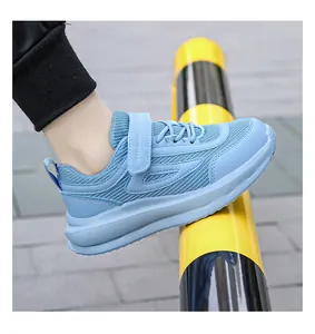 Vista laterale dettagliata di una scarpa sportiva in mesh azzurro per bambini al piede.
