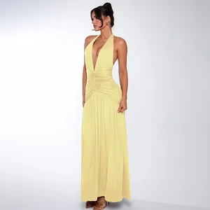 Elegante gele halter maxi-jurk met diepe V-hals en stijlvolle geplooide details.