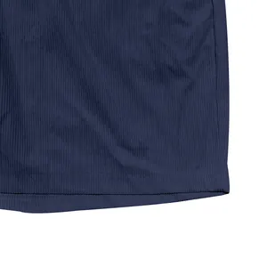 Macrodetail van marineblauwe corduroy stof met fijne ribbeltextuur en nette zoom