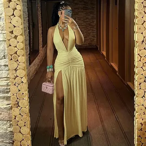 Gedetailleerd overzicht van een gele halter maxi-jurk met diepe V-hals en gerimpelde split