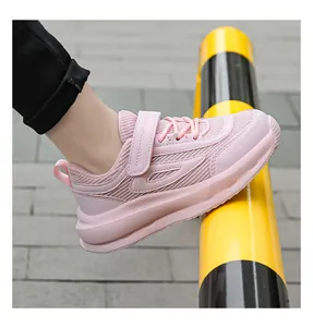 Dettaglio ravvicinato di scarpe da corsa rosa traspiranti per bambini con cinturino