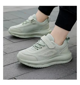 Dettaglio delle scarpe da corsa in mesh verde pallido traspiranti per bambini con velcro