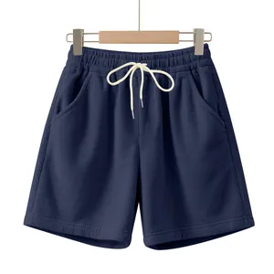 Detail van de marineblauwe corduroy shorts met elastische taille en crèmekleurig trekkoord.