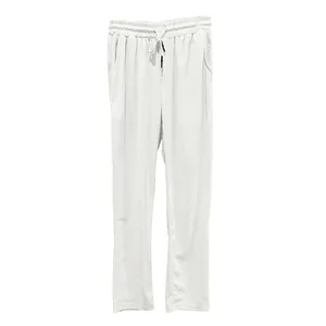 Détail macro d'un pantalon en velours côtelé blanc avec cordon de serrage à la taille