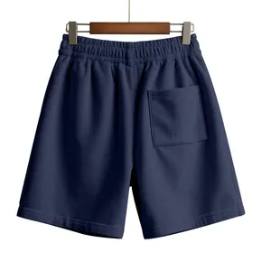 Gedetailleerd achteraanzicht van de marineblauwe herenshort van corduroy met elastische taille