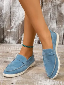 Detailansicht von blauen Wildleder-Mocassins für Damen mit bequemer weicher Sohle