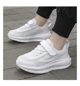 Primo piano di scarpe da corsa in mesh bianco traspirante per bambini con velcro