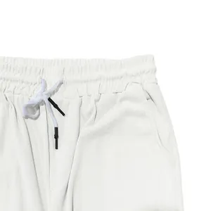 Vue détaillée d'un pantalon décontracté en velours côtelé blanc pour hommes avec cordon