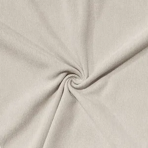 Vue macro détaillée montrant la texture du tissu piqué beige de haute qualité pour polo homme