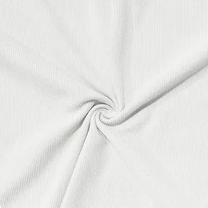 Texture détaillée du tissu en maille nid d'abeille blanc respirant pour polo homme