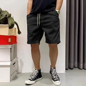 Gros plan sur le short en velours côtelé noir pour homme, montrant la texture du tissu.