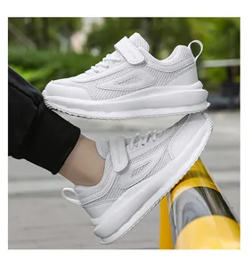 Primo piano di scarpe sportive bianche in mesh per bambini con velcro all'aperto