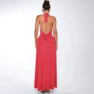 Sexy halter maxi-jurk met blote rug, elegant geplooid in een rood-roze kleurtoon.
