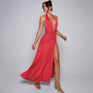 Detailweergave van elegante rode halterjurk met hoge split en geplooide tailleband.