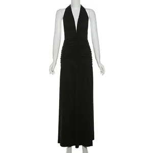 Elegante zwarte halter-maxijurk met diepe V-hals en geplooide details voor de zomer.