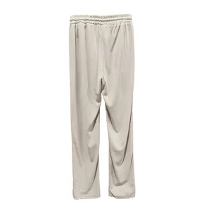 Vue détaillée du pantalon en velours côtelé beige ample pour homme style oversize