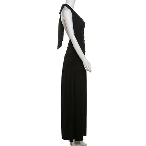 Zijaanzicht van een zwarte halter maxi-jurk met een elegant open rugontwerp voor dames