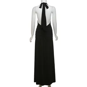 Stijlvol achteraanzicht van zwarte halter maxi-jurk met geplooide details op rug.