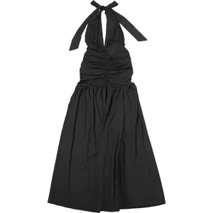 Detail van een sexy zwarte halterjurk met een geplooid lijfje en een hoge elegante split