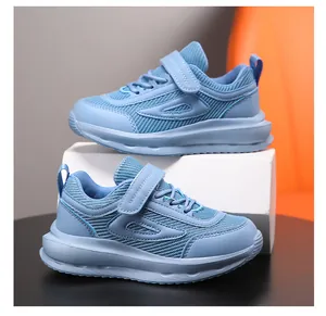 Dettaglio delle scarpe da ginnastica traspiranti in rete blu chiaro per bambini