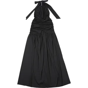 Detailweergave van een zwarte maxi-jurk met halternek, geplooide taille en diepe V-hals