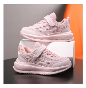 Vista dettagliata di scarpe da ginnastica rosa traspiranti in mesh per bimbi con velcro