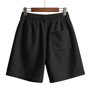 Gedetailleerd achteraanzicht van zwarte corduroy herenshort met elastische taille