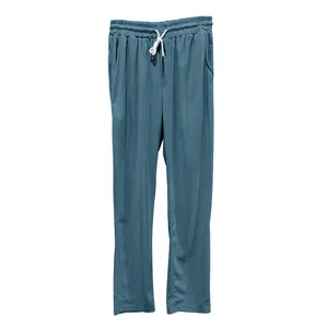 Gros plan sur la texture du velours côtelé et le cordon blanc du pantalon décontracté