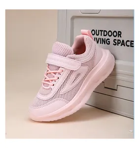 Primo piano della scarpa da ginnastica rosa in mesh traspirante per bambini