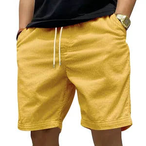 Detailweergave van gele corduroy herenshort met trekkoord in de taille en textuur