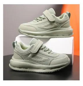 Dettaglio di scarpe da corsa per bambini verde salvia traspiranti con mesh e velcro
