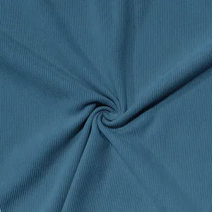 Détail macro d'un tissu tricoté texturé bleu pour les polos d'été pour hommes