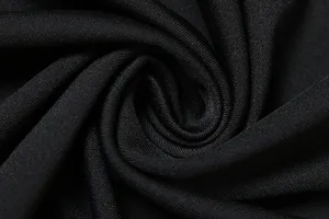 Gedetailleerd macrozicht op de zwarte ademende gebreide stoftextuur voor een maxi-jurk