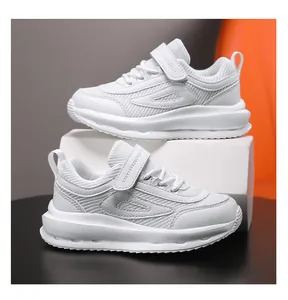 Dettaglio delle scarpe da corsa bianche in mesh traspirante per bambini