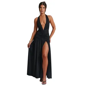 Elegante zwarte halter maxi-jurk met diepe V-hals, gerimpeld lijfje en hoge zijsplit detail
