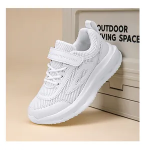 Vista laterale di sneakers in mesh bianco per bambini con chiusura a strappo