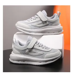 Scarpe da corsa per bambini in rete grigia traspirante con chiusura a strappo.