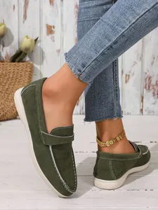 Detailansicht von olivgrünen Wildleder-Loafers mit weißen Nähten und weicher Sohle