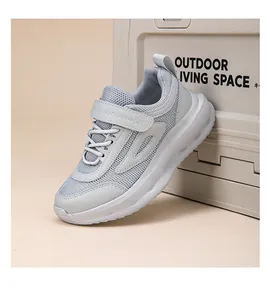 Vista dettagliata delle scarpe da corsa in mesh grigio traspirante per bambini con velcro