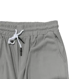 Détail rapproché d'un pantalon en velours côtelé gris avec taille élastique