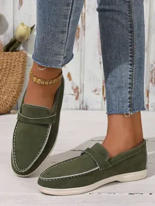 Damen-Loafer aus olivgrünem Wildleder mit schicken weißen Nähten und weicher Sohle