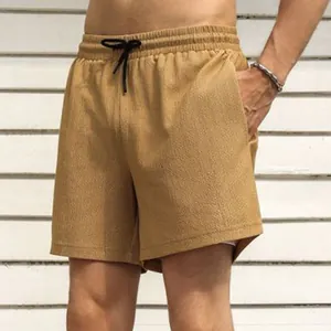 Detailopname van sneldrogende kaki vrijetijdssportshorts voor heren met binnenvoering en dubbele laag.