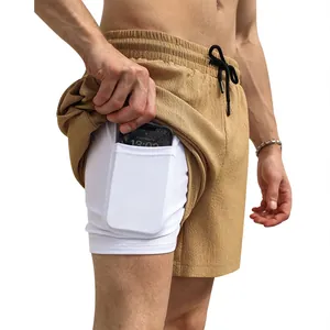 Detailweergave van heren 2-in-1 hardloopshort met binnenvoering en telefoonzakje