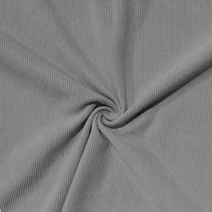 Détail de texture macro du tissu en maille grise respirante pour polo homme.