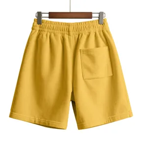 Achteraanzicht van de gele corduroy herenshort met elastische taille en achterzak