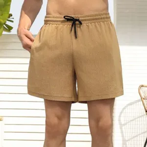 Gedetailleerde weergave van kaki sneldrogende sportshort voor heren met elastisch trekkoord