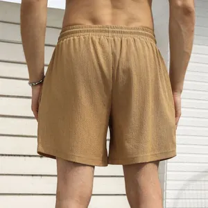 Detail achteraanzicht van kaki heren sportshort met fijne ademende wafeltextuur