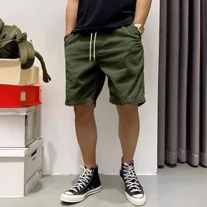 Short décontracté en velours côtelé vert foncé pour homme avec coupe ample et cordon.
