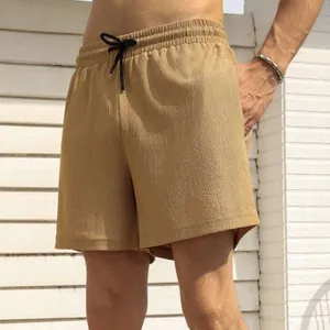 Gedetailleerd beeld van kaki sneldrogende herenzomershort met getextureerde stof